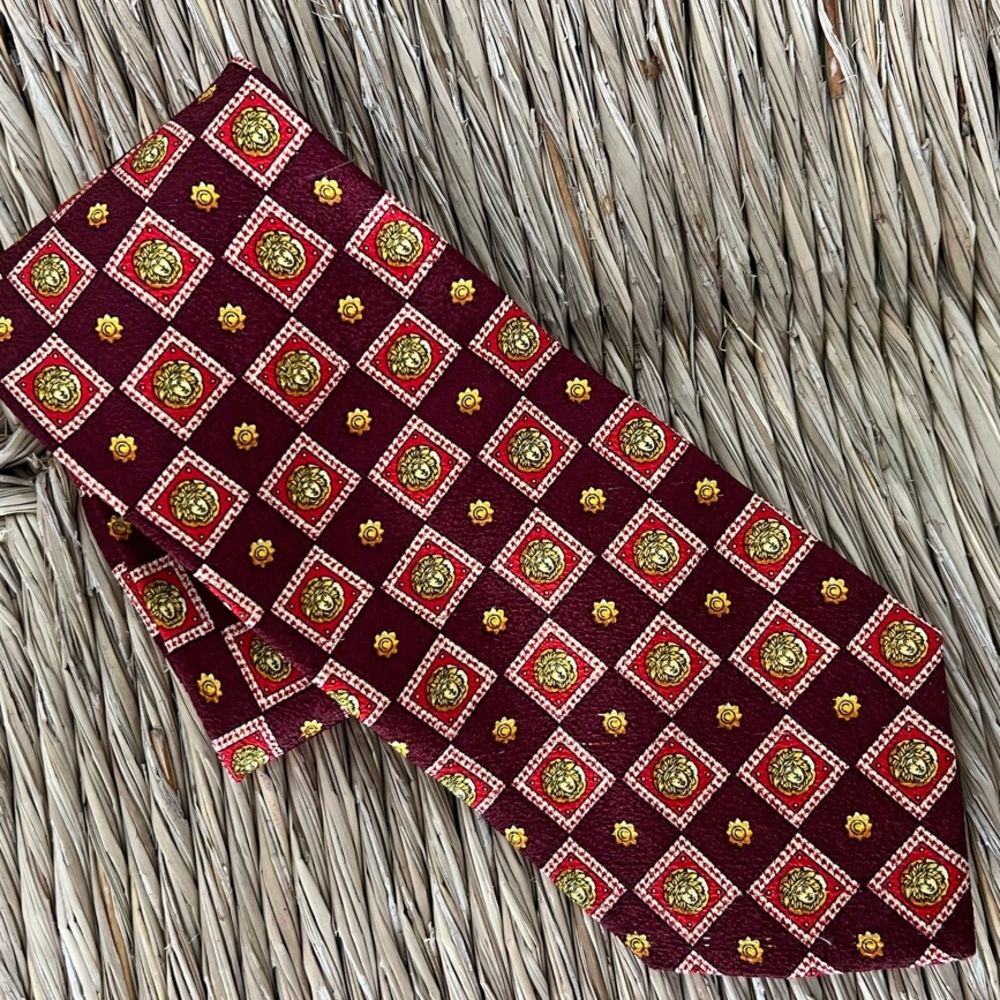 Vintage Red Geometric Pattern Tie